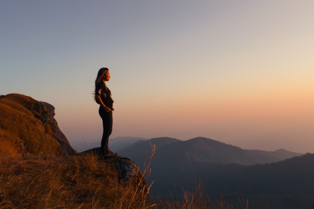 RadioMarocCulture Femme Debout Montagne Regardant Au Coucher Du Soleil 1253 219