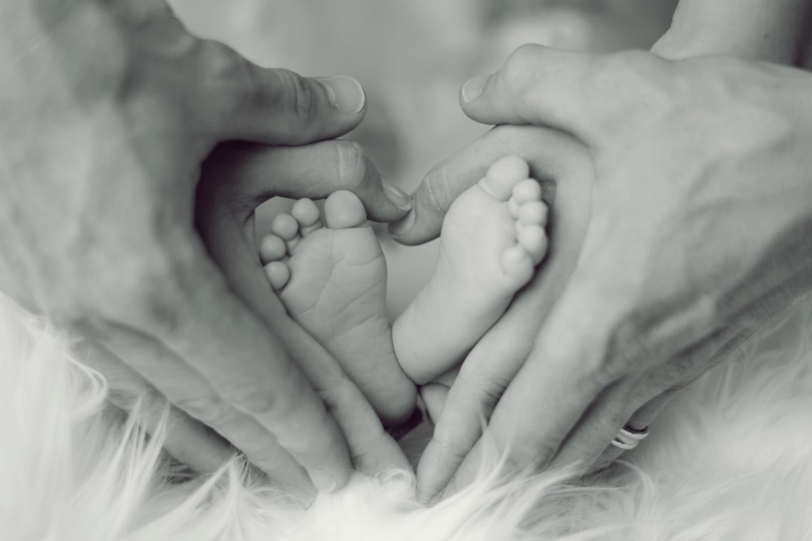 RadioMarocCulture Grayscale Photo Of Baby Feet With Father And Mother Hands In 733881