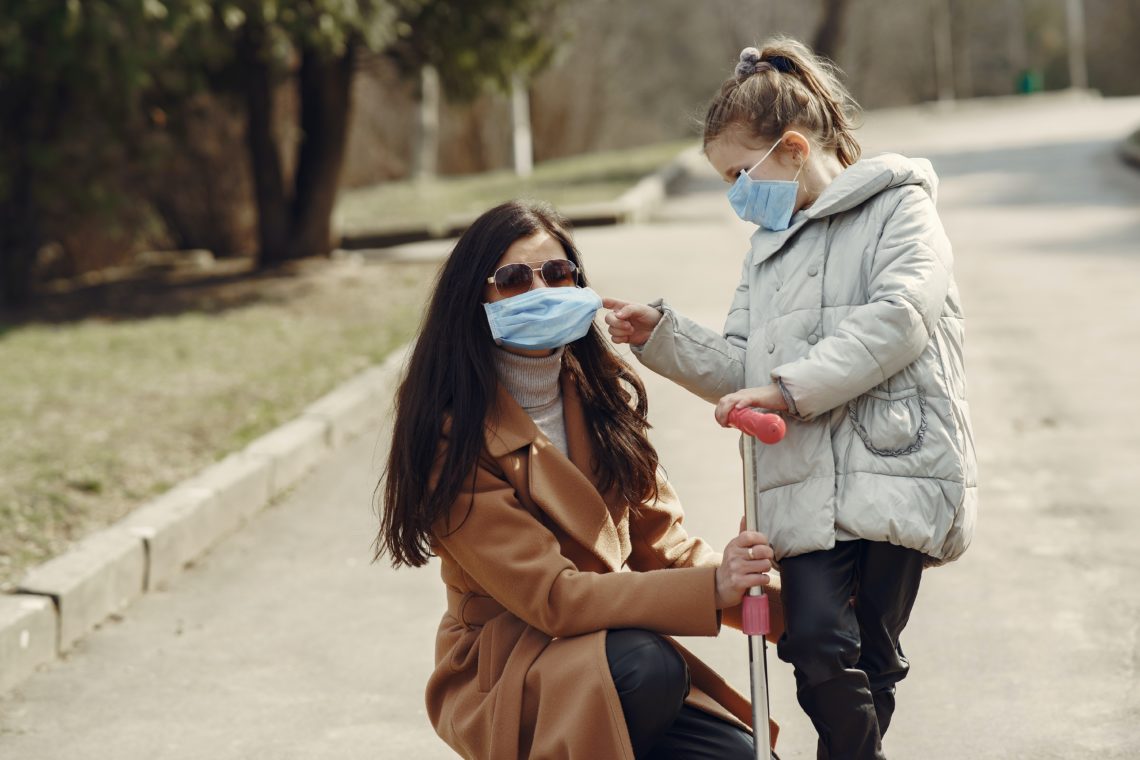 RadioMarocCulture Little Girl In Protective Mask Adjusting Mask On Face Of Mom 4000610